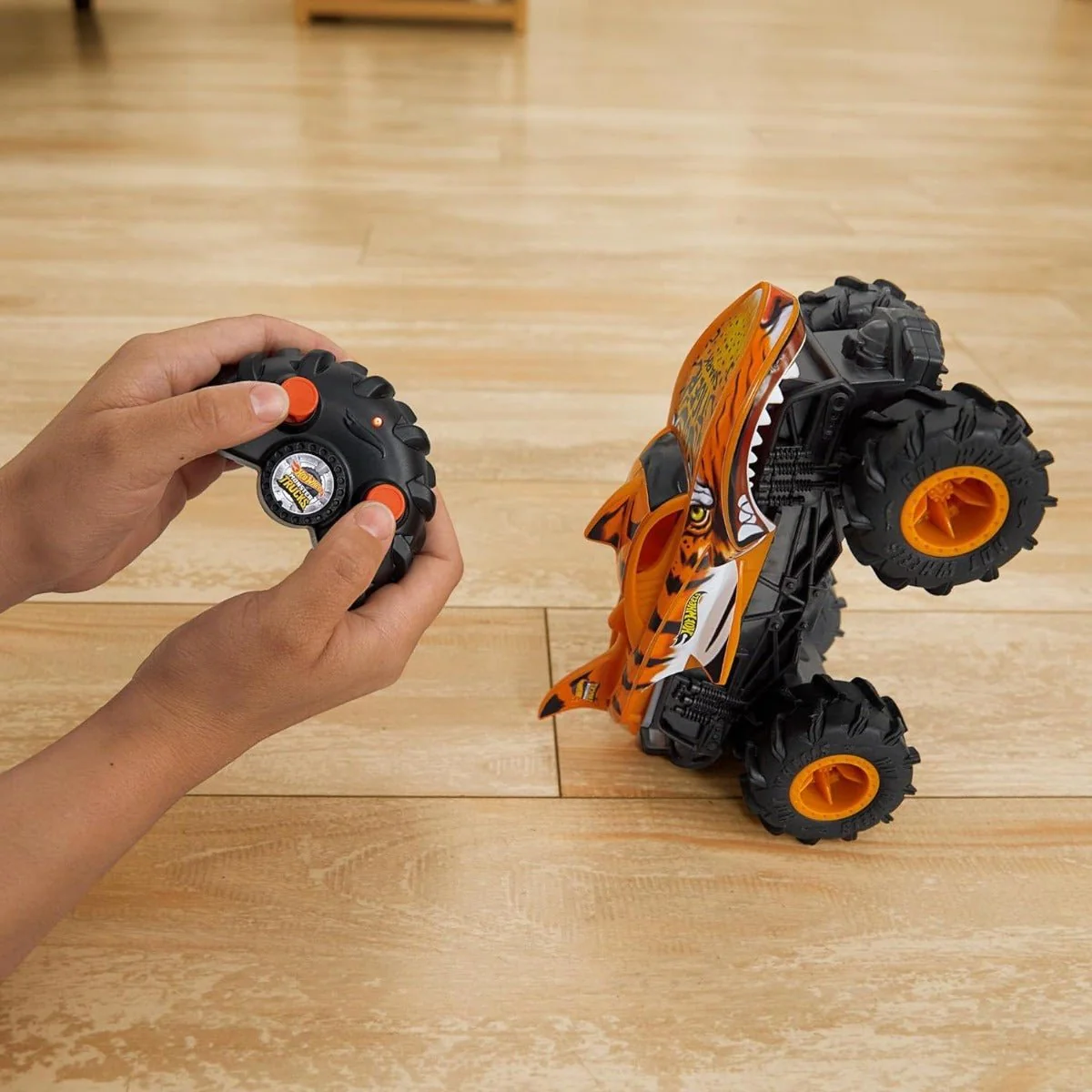 Hot Wheels Monster Trucks Tiger Shark Vehicle 1:24 HNV03 - Image 7