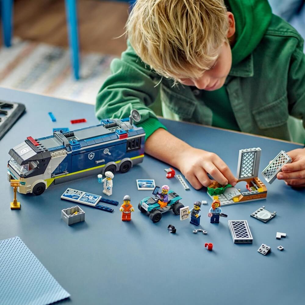Lego City Police Mobile Crime Lab Truck - Image 3